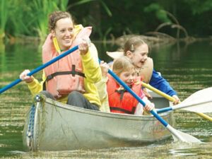 counselor-and-kids-canoe